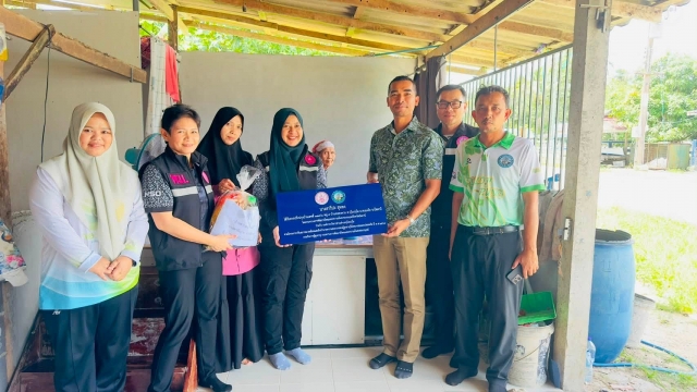 ลงพื้นที่ส่งมอบบ้านให้แก่ นางสาริปะ สุหลง ณ บ้านเลขที่ ๑๓๔/๑ หมู่ที่ ๙ ตำบลปุโละปุโย