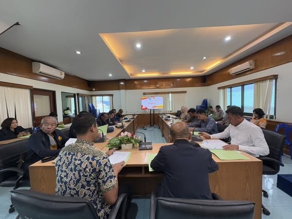 ร่วมประชุมโครงการก่อสร้างสนามฟุตบอลหญ้าเทียมโคกคอแห้ง