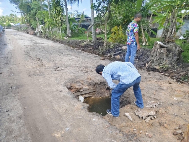 นายกลงพื้นที่ตรวจคูระบายน้ำทำให้น้ำขังบ้านชาวบ้าน